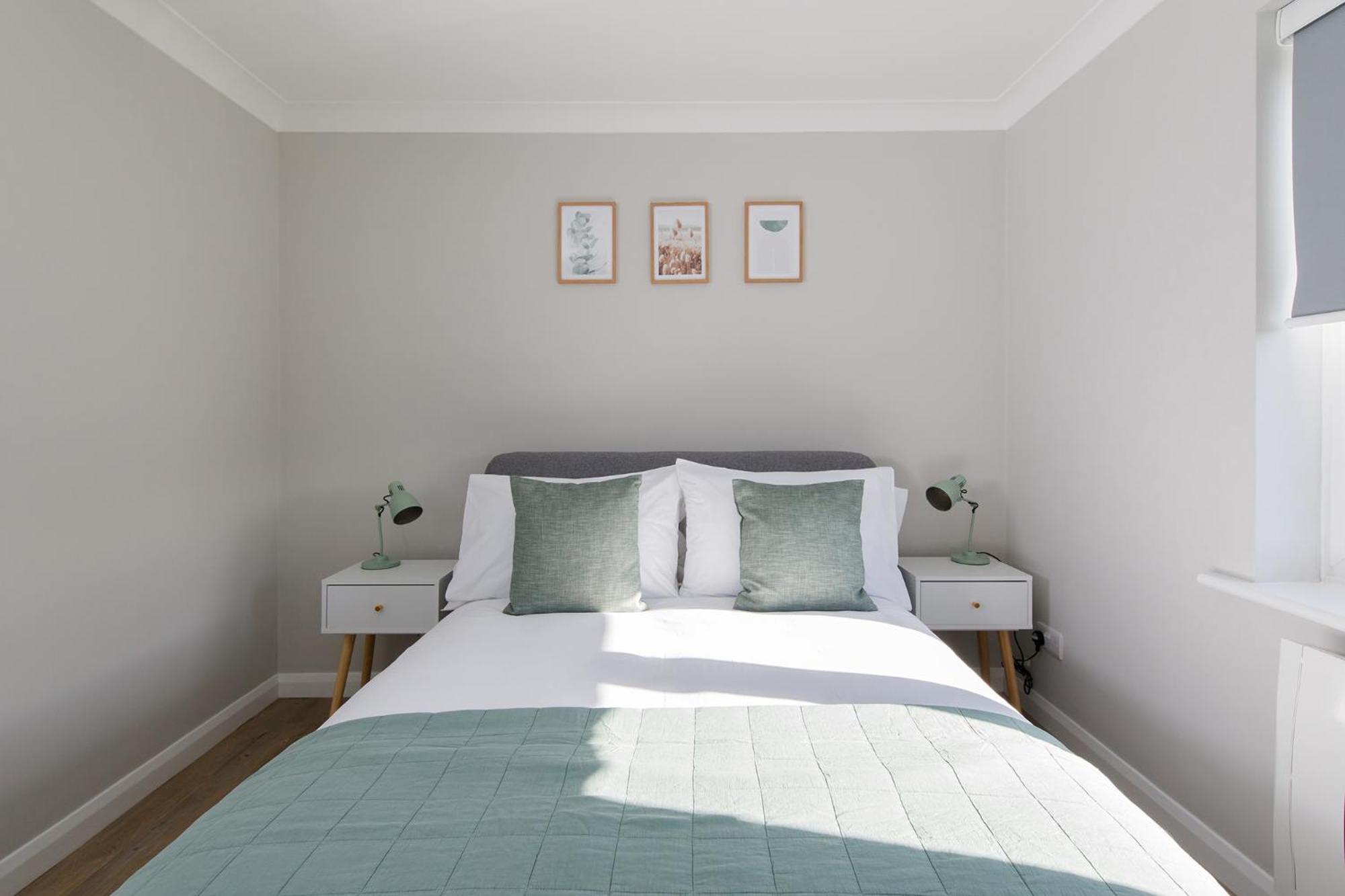 Little Blue By The Butler Collection Apartment ชิชิสเตอร์ ภายนอก รูปภาพ