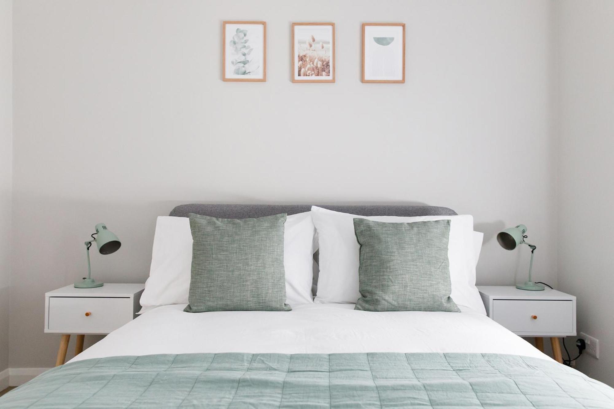 Little Blue By The Butler Collection Apartment ชิชิสเตอร์ ภายนอก รูปภาพ